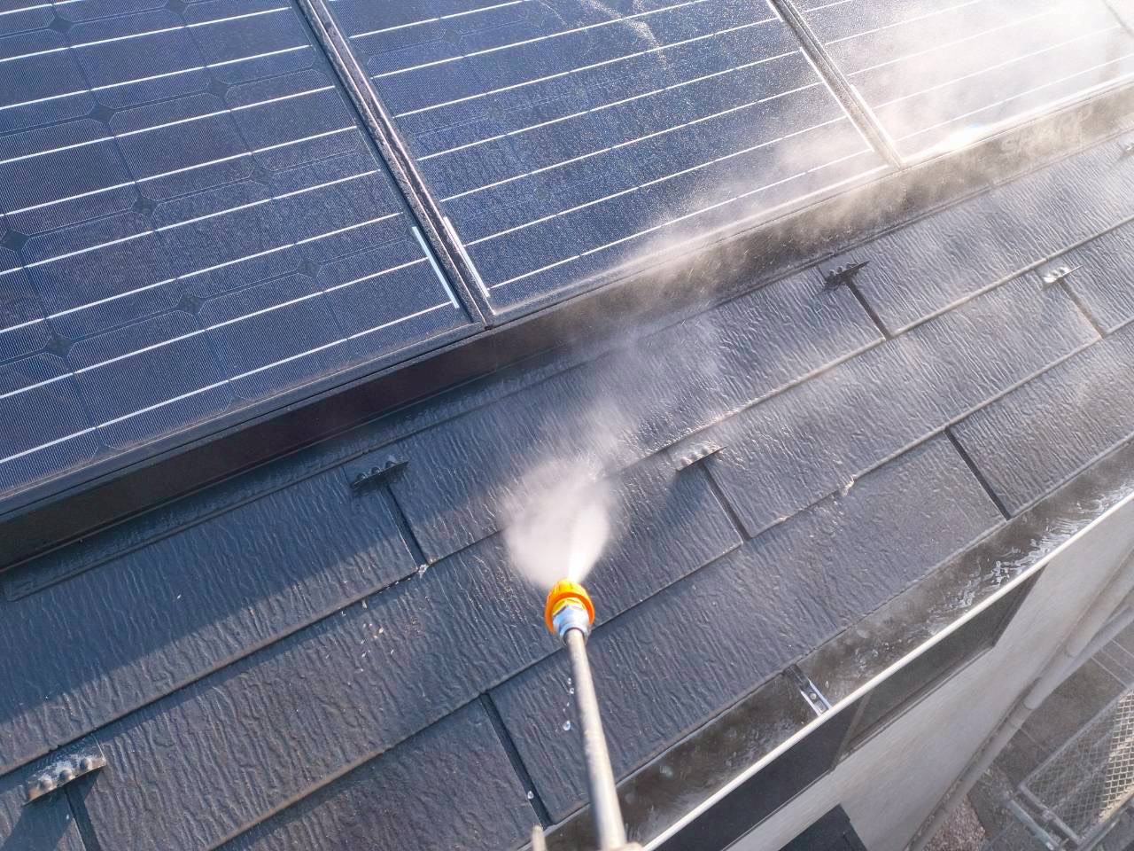 上尾市で苔と色褪せが広がるスレート屋根。シャネツロックルーフで快適な遮熱塗装！